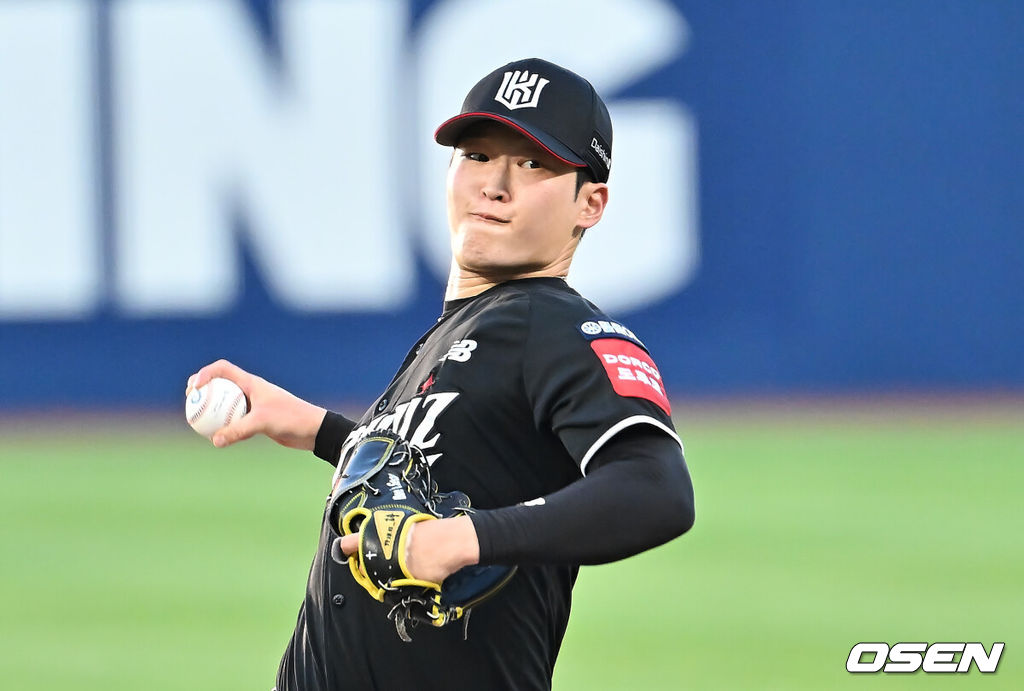 24일 창원NC파크에서 2025 신한 SOL 뱅크 KBO 리그 NC 다이노스와 KT 위즈의 경기가 열렸다. 홈팀 NC는 목지훈이, 방문팀 KT는 배제성이 선발 출전했다. KT 위즈 선발투수 배제성이 역투하고 있다. 2025.07.24 / foto0307@osen.co.kr