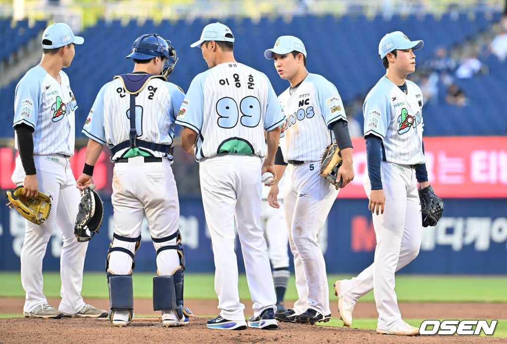 24일 창원NC파크에서 2025 신한 SOL 뱅크 KBO 리그 NC 다이노스와 KT 위즈의 경기가 열렸다. 홈팀 NC는 목지훈이, 방문팀 KT는 배제성이 선발 출전했다. NC 다이노스 선발투수 목지훈이 1회초 4실점 후 교체되고 있다. 2025.07.24 / foto0307@osen.co.kr