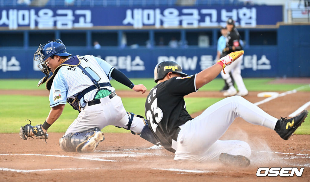 24일 창원NC파크에서 2025 신한 SOL 뱅크 KBO 리그 NC 다이노스와 KT 위즈의 경기가 열렸다. 홈팀 NC는 목지훈이, 방문팀 KT는 배제성이 선발 출전했다. KT 위즈 안현민이 1회초 1사 1,2루 장성우의 중견수 앞 안타에 득점을 올리고 있다. 2025.07.24 / foto0307@osen.co.kr