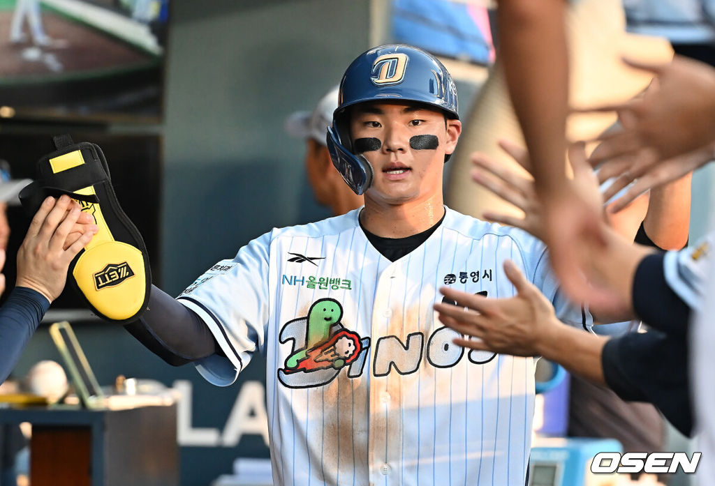 24일 창원NC파크에서 2025 신한 SOL 뱅크 KBO 리그 NC 다이노스와 KT 위즈의 경기가 열렸다. 홈팀 NC는 목지훈이, 방문팀 KT는 배제성이 선발 출전했다. NC 다이노스 김주원이 1회말 2사 1,2루 박건우의 중견수 앞 1타점 안타때 득점을 올리고 하이파이브를 하고 있다. 2025.07.24 / foto0307@osen.co.kr
