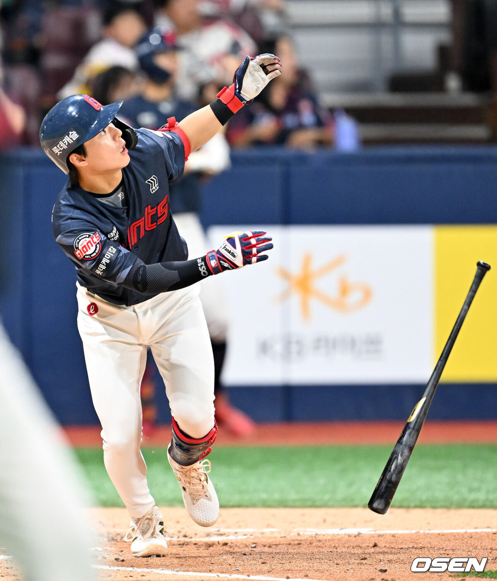 24일 오후 서울 고척스카이돔에서 ‘2025 신한 SOL Bank KBO리그’ 키움 히어로즈와 롯데 자이언츠의 경기가 열렸다.이날 키움은 정현우, 롯데는 감보아를 선발로 내세웠다.5회초 무사 주자 2루 롯데 한태양이 중견수 뒤 2루타를 때리고 있다. 2025.07.24 / rumi@osen.co.kr