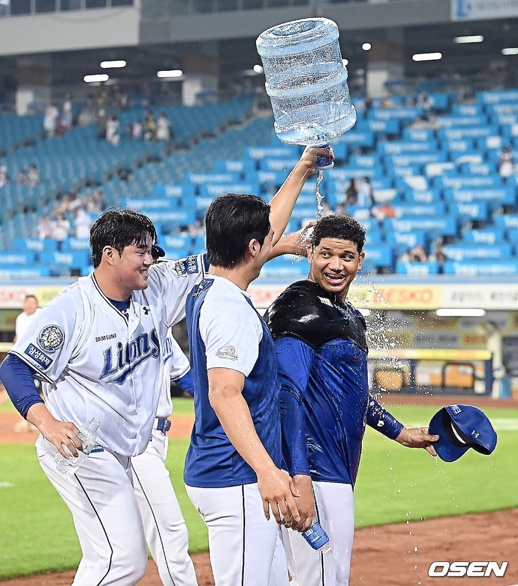 23일 대구삼성라이온즈파크에서 2025 신한 SOL 뱅크 KBO 리그 삼성 라이온즈와 SSG 랜더스의 경기가 열렸다. 홈팀 삼성은 가라비토가, 방문팀 SSG는 김건우가 선발 출전했다. 삼성 라이온즈 원태인이 KBO리그 데뷔 첫승을 올린 가라비토에게 축하 물세례를 하고 있다. 2025.07.23 / foto0307@osen.co.kr