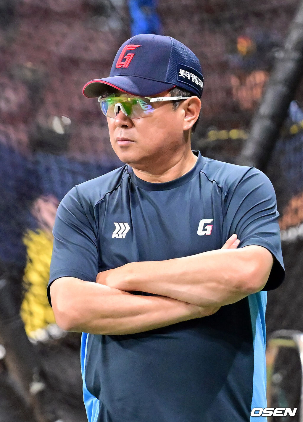 24일 오후 서울 고척스카이돔에서 ‘2025 신한 SOL Bank KBO리그’ 키움 히어로즈와 롯데 자이언츠의 경기가 열렸다.이날 키움은 정현우, 롯데는 감보아를 선발로 내세웠다.경기 전 롯데 김태형 감독이 그라운드 위에서 선수들의 훈련을 바라보고 있다. 2025.07.24 / rumi@osen.co.kr