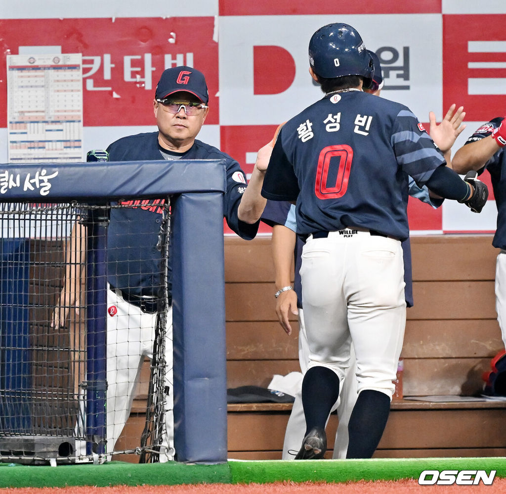 24일 오후 서울 고척스카이돔에서 ‘2025 신한 SOL Bank KBO리그’ 키움 히어로즈와 롯데 자이언츠의 경기가 열렸다.이날 키움은 정현우, 롯데는 감보아를 선발로 내세웠다.5회초 2사 주자 2루 롯데 고승민의 중견수 왼쪽 1타점 적시타때 홈을 밟은 황성빈이 덕아웃에서 김태형 감독과 하이파이브를 하고 있다. 2025.07.24 / rumi@osen.co.kr