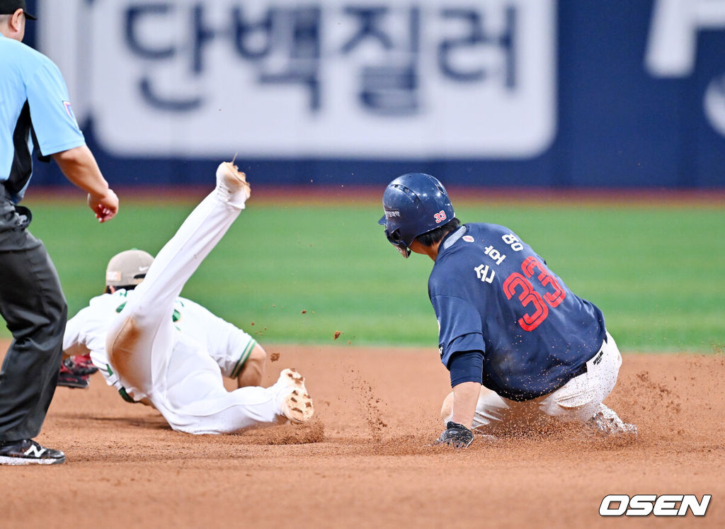 24일 오후 서울 고척스카이돔에서 ‘2025 신한 SOL Bank KBO리그’ 키움 히어로즈와 롯데 자이언츠의 경기가 열렸다.이날 키움은 정현우, 롯데는 감보아를 선발로 내세웠다.7회초 무사 주자 1루 롯데 한태양 타석에서 1루 주자 손호영이 2루 도루에 성공하고 있다. 2025.07.24 / rumi@osen.co.kr
