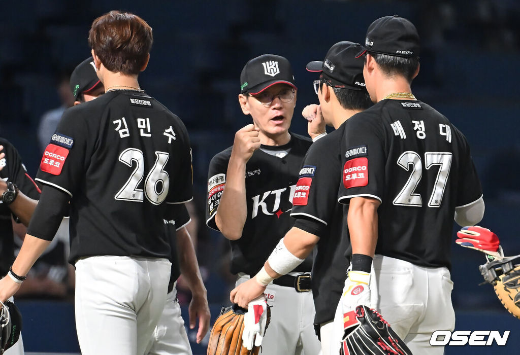 24일 창원NC파크에서 2025 신한 SOL 뱅크 KBO 리그 NC 다이노스와 KT 위즈의 경기가 열렸다. 홈팀 NC는 목지훈이, 방문팀 KT는 배제성이 선발 출전했다. KT 위즈 이강철 감독이 NC 다이노스에 5-4로 승리한 후 선수들과 기쁨을 나누고 있다. 2025.07.24 / foto0307@osen.co.kr