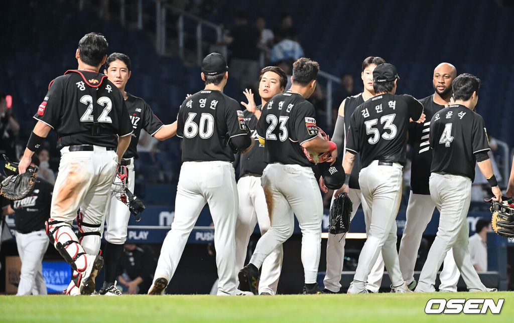 24일 창원NC파크에서 2025 신한 SOL 뱅크 KBO 리그 NC 다이노스와 KT 위즈의 경기가 열렸다. 홈팀 NC는 목지훈이, 방문팀 KT는 배제성이 선발 출전했다. KT 위즈 선수들이 NC 다이노스에 5-4로 승리한 후 기쁨을 나누고 있다. 2025.07.24 / foto0307@osen.co.kr