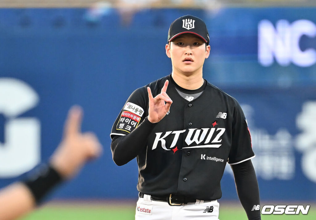 24일 창원NC파크에서 2025 신한 SOL 뱅크 KBO 리그 NC 다이노스와 KT 위즈의 경기가 열렸다. 홈팀 NC는 목지훈이, 방문팀 KT는 배제성이 선발 출전했다. KT 위즈 선발투수 배제성이 사인을 보내고 있다. 2025.07.24 / foto0307@osen.co.kr