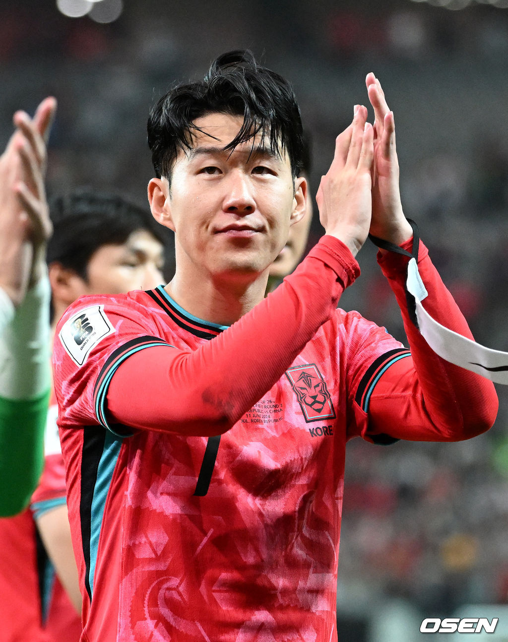 중국이 예고했던 놀랄 일은 없었다. 한국이 무난하게 중국을 잡아내며 '공한증' 역사를 이어갔다.김도훈 임시 감독이 이끄는 대한민국 축구대표팀은 11일 오후 8시 서울월드컵경기장에서 열린 2026 국제축구연맹(FIFA) 북중미 월드컵 아시아 2차 예선 C조 6차전에서 중국을 1-0으로 꺾었다.후반 대한민국 손흥민이 관중석을 향해 인사를 하고 있다. 2024.06.11 /sunday@osen.co.kr