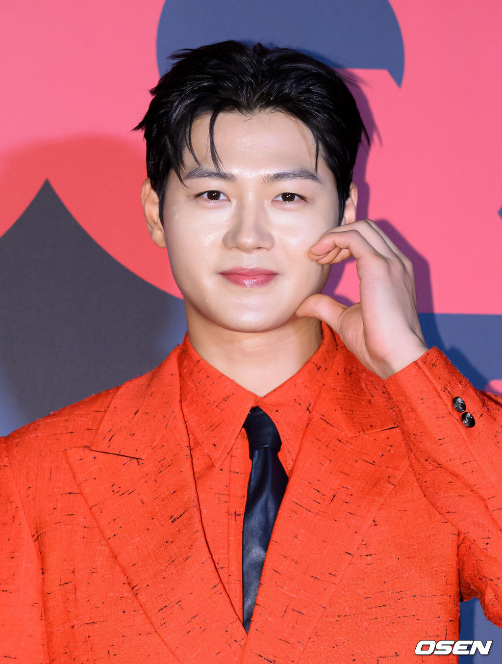 5일 오후 서울 성동구 앤더슨씨 성수에서 2024 지큐 나이트 행사 기념 포토콜 행사가 열렸다.이날 이종원, 오상욱, 투바투 연준,이정재, 안성재 쉐프, 김도형 바텐더,스테파 최호종, 강경호, 김종철, 기무간, 김혜현 등이 참석해 자리를 빛냈다.펜싱 오상욱이 포토타임을 가지고 있다. 2024.12.05/sunday@osen.co.kr