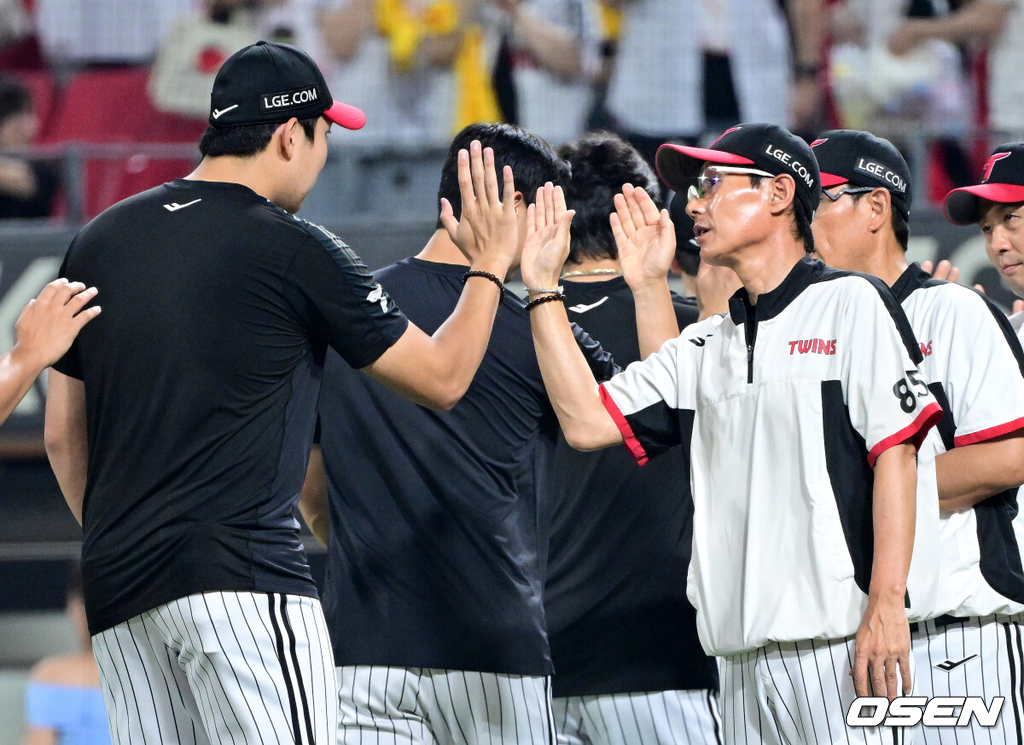 LG 트윈스가 타선 폭발을 일으키며 광주 3연전을 모두 이겼다. LG는 24일 광주-기아 챔피언스필드에서 열린 2025 프로야구 신한은행 SOL bank KBO리그 경기에서 KIA 타이거즈를 8-0으로 대파했다. 선발 손주영의 눈부신 무실점 호투와 7회 김현수의 3점홈런 등 대거 8점을 뽑아내는 타선의 응집력을 과시하며 완파했다. 시리즈를 모두 쓸어담고 4연승을 질주했다. 경기를 마치고 승리한 LG 염경엽 감독과 선발 손주영이 인사를 나누고 있다. 2025.07.24 / dreamer@osen.co.kr