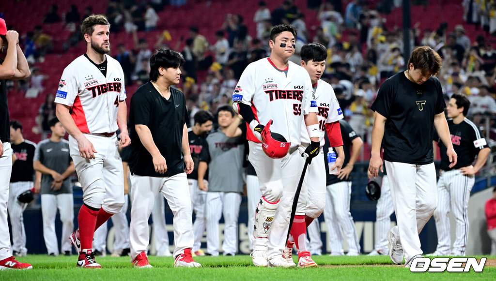 LG 트윈스가 타선 폭발을 일으키며 광주 3연전을 모두 이겼다. LG는 24일 광주-기아 챔피언스필드에서 열린 2025 프로야구 신한은행 SOL bank KBO리그 경기에서 KIA 타이거즈를 8-0으로 대파했다. 선발 손주영의 눈부신 무실점 호투와 7회 김현수의 3점홈런 등 대거 8점을 뽑아내는 타선의 응집력을 과시하며 완파했다. 시리즈를 모두 쓸어담고 4연승을 질주했다. 경기를 마치고 KIA 선수들이 팬들에게 인사하고 있다. 2025.07.24 / dreamer@osen.co.kr