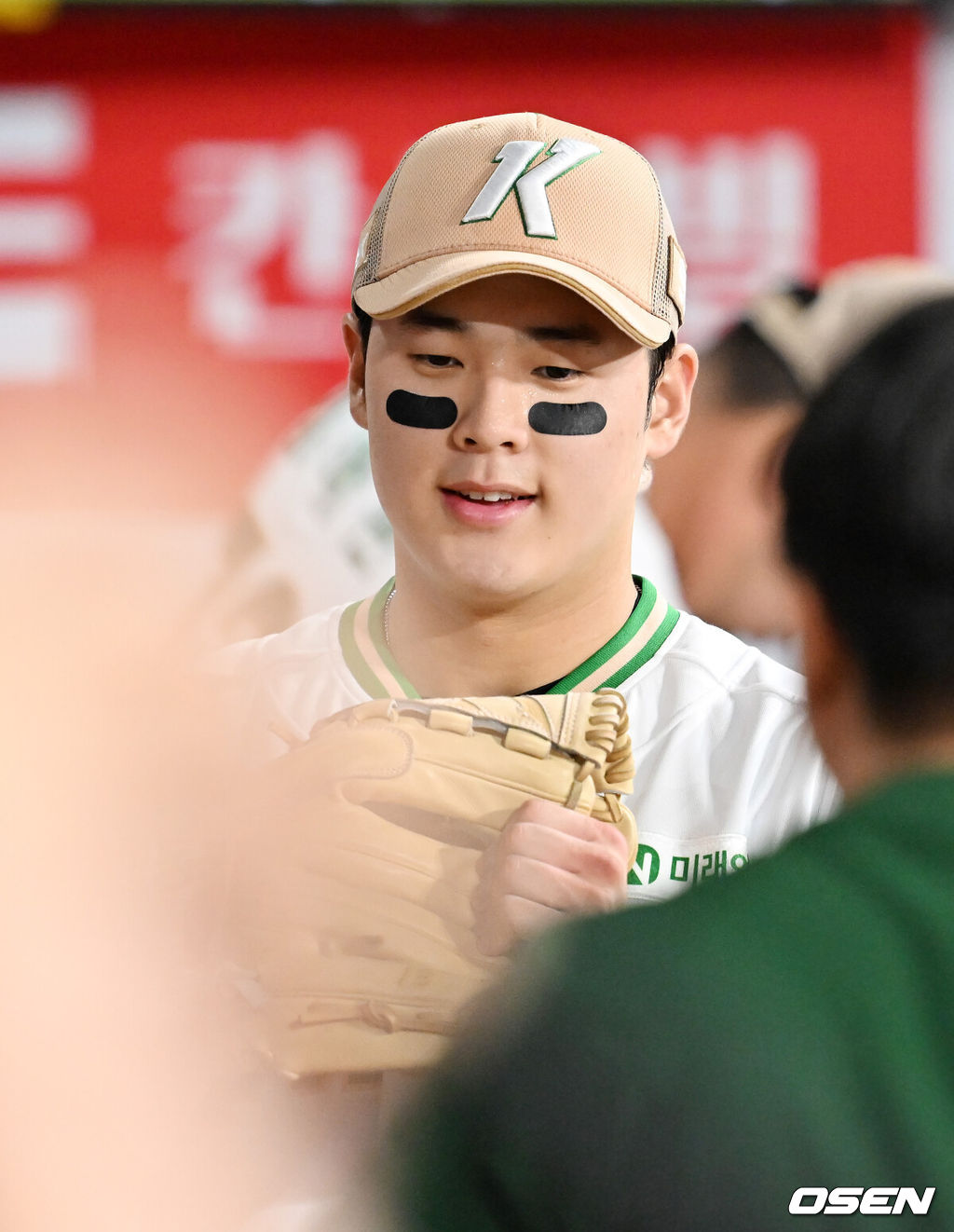 24일 오후 서울 고척스카이돔에서 ‘2025 신한 SOL Bank KBO리그’ 키움 히어로즈와 롯데 자이언츠의 경기가 열렸다.이날 키움은 정현우, 롯데는 감보아를 선발로 내세웠다.4회초를 마친 키움 선발 정현우가 덕아웃에서 동료들과 하이파이브를 하고 있다. 2025.07.24 / rumi@osen.co.kr