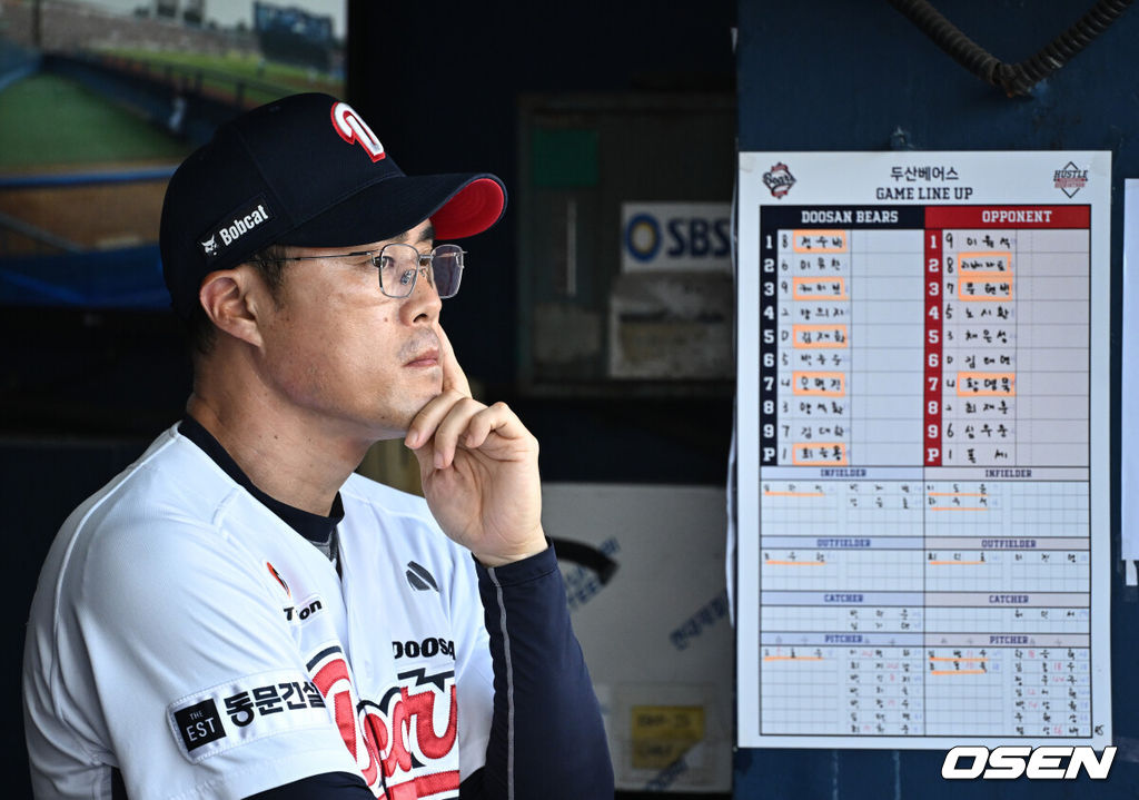 24일 오후 서울 잠실야구장에서 2025 신한 SOL Bank KBO리그 두산 베어스와 한화 이글스의 경기가 열렸다.이날 두산은 최승용, 한화는 폰세를 선발로 내세웠다.두산 조성환 감독대행이 경기를 지켜보고 있다. 2025.07.24 /cej@osen.co.kr