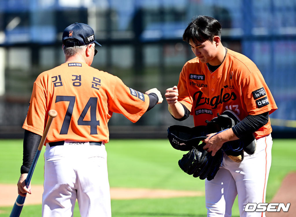 한화 박준영과 주먹을 맞대는 김경문 감독.