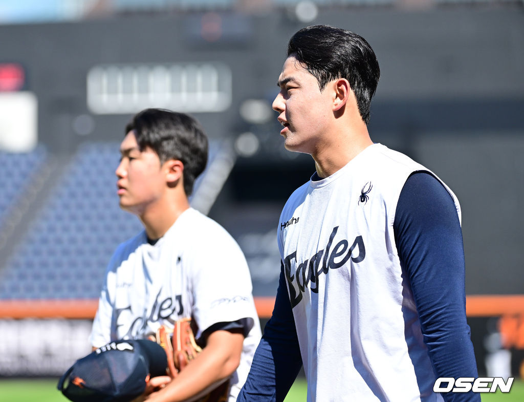 문동주와 정우주도 땀을 뻘뻘 흘리며 훈련을 마친 뒤 그라운드를 지키는 김경문 감독에게 인사를 전했다.