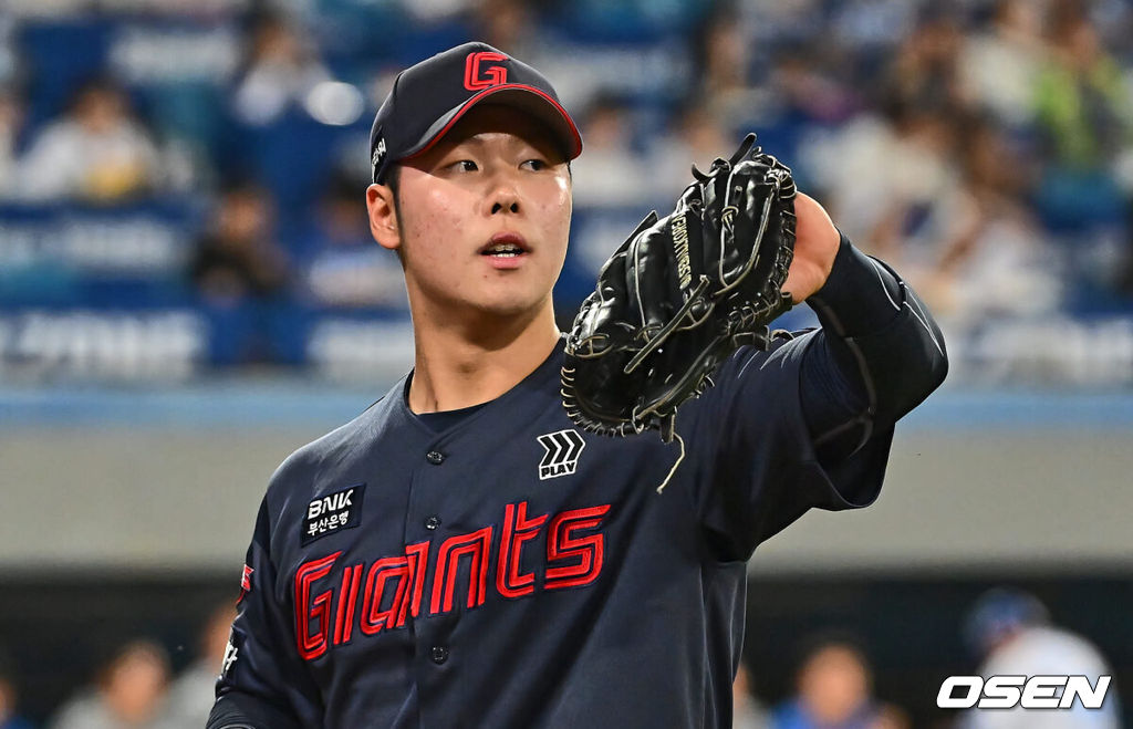 4일 대구삼성라이온즈파크에서 2024 신한 SOL 뱅크 KBO 리그 삼성 라이온즈와 롯데 자이언츠의 경기가 열렸다. 삼성은 아쉬운 역전패 분위기 반전을 위해 레예스를 선발로 롯데는 사직예수 윌커슨을 선발로 짜릿한 1점차 역전승 분위기를 이어간다.롯데 자이언츠 전미르가 8회말 2사 1,2루 삼성 라이온즈 김헌곤을 포수 태그 아웃으로 잡고 실점위기를 막은 후 하이파이브를 하고 있다. 2024.05.04 / foto0307@osen.co.kr