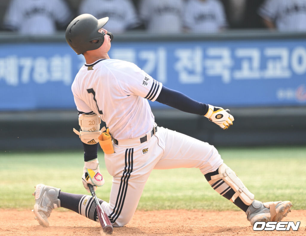 21일 서울 목동야구장에서 제78회 청룡기 전국고교야구선수권대회 겸 주말리그 왕중왕전 16강전 서울고와 경북고의 경기가 열렸다. 6회초 1사 3루 경북고 전미르가 1타점 적시타를 날리고 있다. 2023.07.21 / ksl0919@osen.co.kr