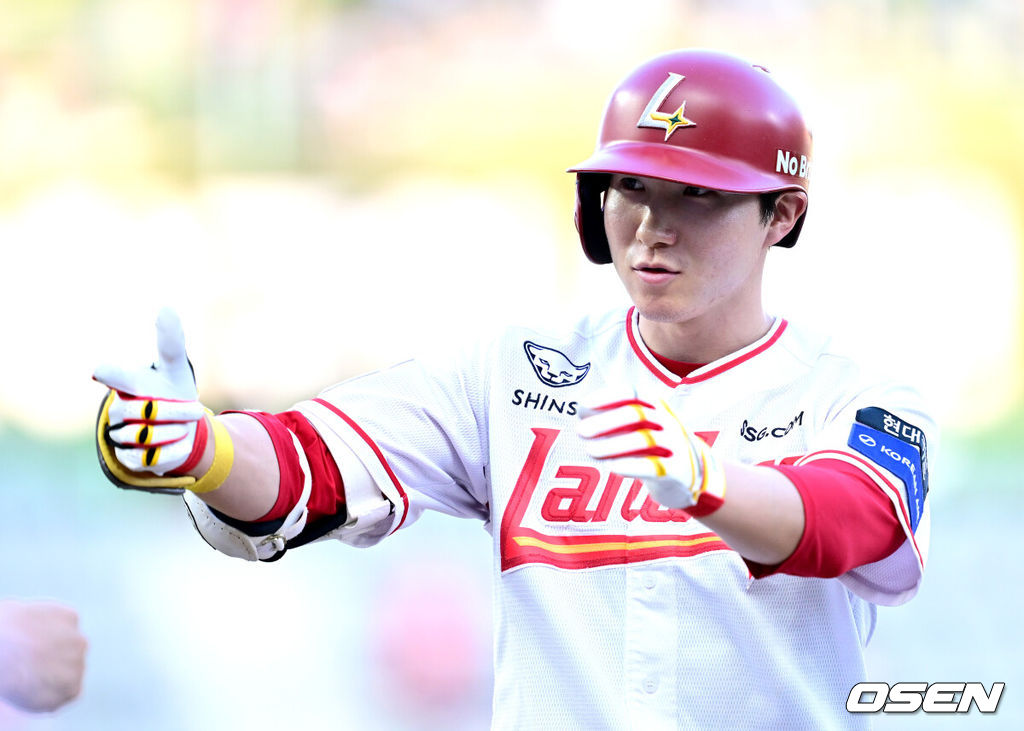 10일 인천 SSG랜더스필드에서 ‘2025 신한 SOL Bank KBO리그’ SSG 랜더스와 KT 위즈의 경기가 열렸다.홈팀 SSG는 드류 앤더슨, 방문팀 KT는 고영표를 선발로 내세웠다.2회말 2사 2루 상황 SSG 박성한이 달아나는 1타점 적시타를 날리고 1루에 안착해 기뻐하고 있다. 2025.07.10 / dreamer@osen.co.kr