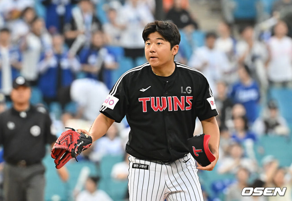 4일 대구삼성라이온즈파크에서 2025 신한 SOL 뱅크 KBO 리그 삼성 라이온즈와 LG 트윈스의 경기가 열렸다. 홈팀 삼성은 이승현이, 방문팀 LG는 송승기가 선발 출전했다. LG 트윈스 선발 투수 송승기가 3회말 2사 삼성 라이온즈 디아즈의 타구를 피해 넘어 졌다 일어나 더그아웃을 보며 괜찮다는 표시를 하고 있다. 2025.07.04 / foto0307@osen.co.kr
