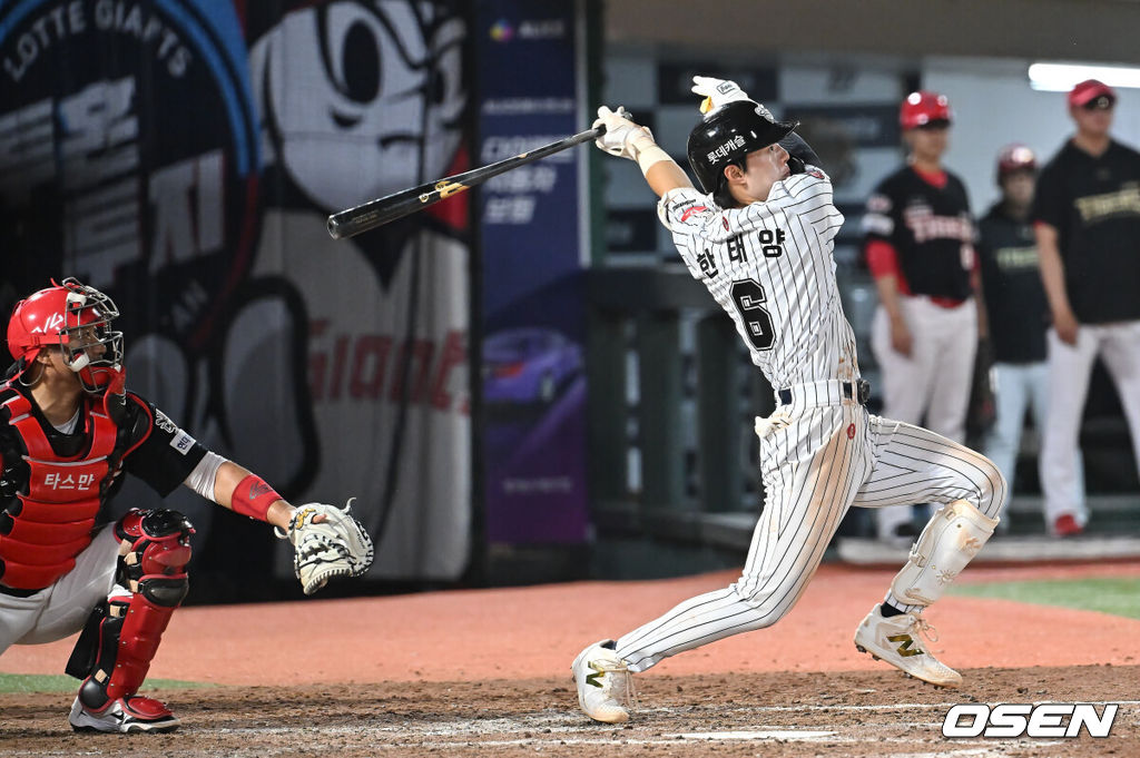 25일 부산 사직야구장에서 2025 신한 SOL 뱅크 KBO 리그 롯데 자이언츠와 KIA 타이거즈의 경기가 열렸다. 홈팀 롯데는 데이비슨이, 방문팀 KIA는 김건국이 선발 출전했다.롯데 자이언츠 한태양이 7회말 2사 2,3루 중견수 왼쪽 2타점 안타를 치고 있다. 2025.07.25 / foto0307@osen.co.kr