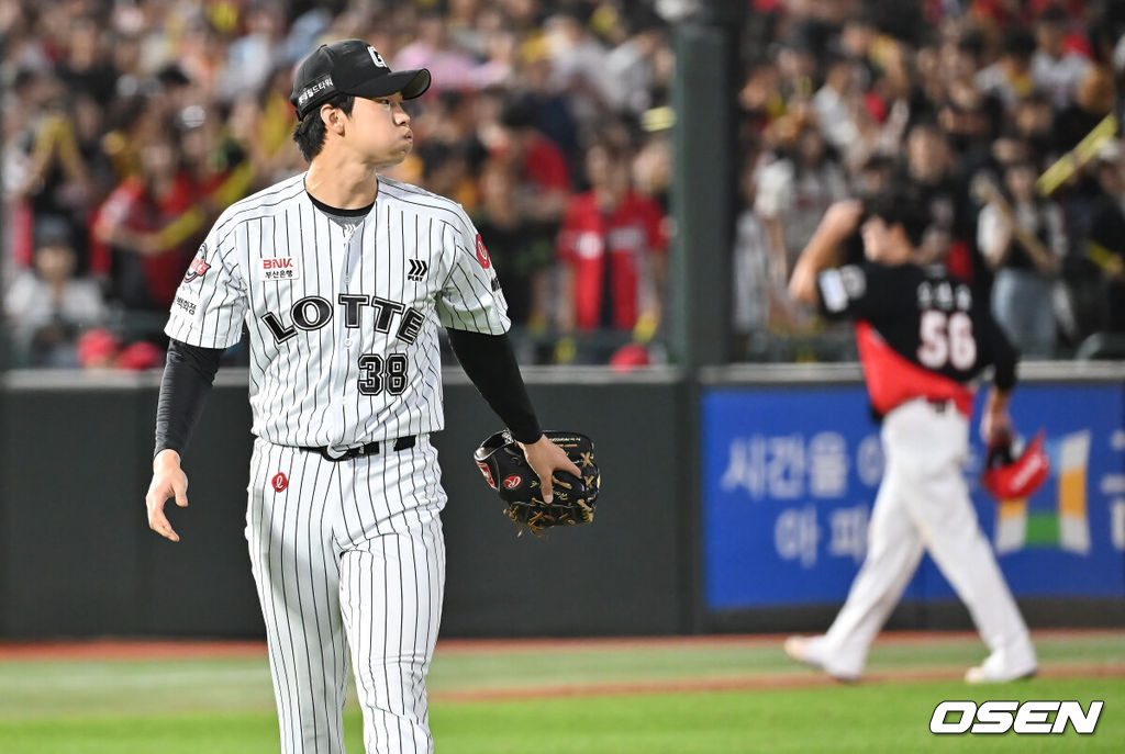 25일 부산 사직야구장에서 2025 신한 SOL 뱅크 KBO 리그 롯데 자이언츠와 KIA 타이거즈의 경기가 열렸다. 홈팀 롯데는 데이비슨이, 방문팀 KIA는 김건국이 선발 출전했다.롯데 자이언츠 홍민기가 7회초 2사 2,3루 KIA 타이거즈 나성범을 삼진으로 잡고 역전 위기를 막은 후 깊은 안도의 숨을 쉬고 있다. 2025.07.25 / foto0307@osen.co.kr