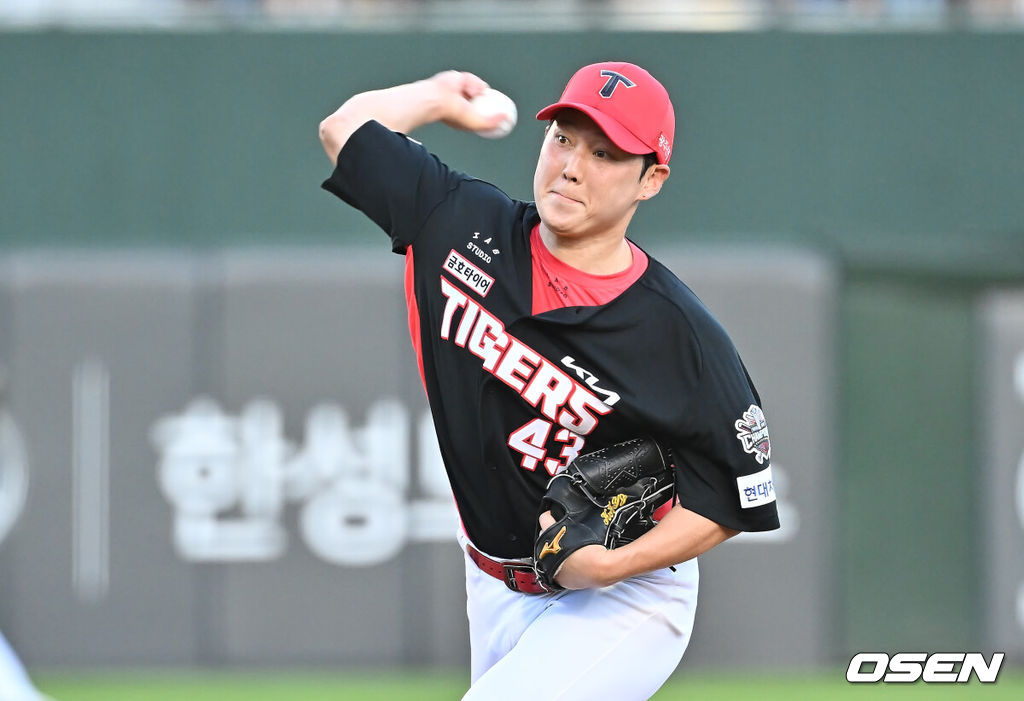 25일 부산 사직야구장에서 2025 신한 SOL 뱅크 KBO 리그 롯데 자이언츠와 KIA 타이거즈의 경기가 열렸다. 홈팀 롯데는 데이비슨이, 방문팀 KIA는 김건국이 선발 출전했다.KIA 타이거즈 선발 투수 김건국이 역투하고 있다. 2025.07.25 / foto0307@osen.co.kr