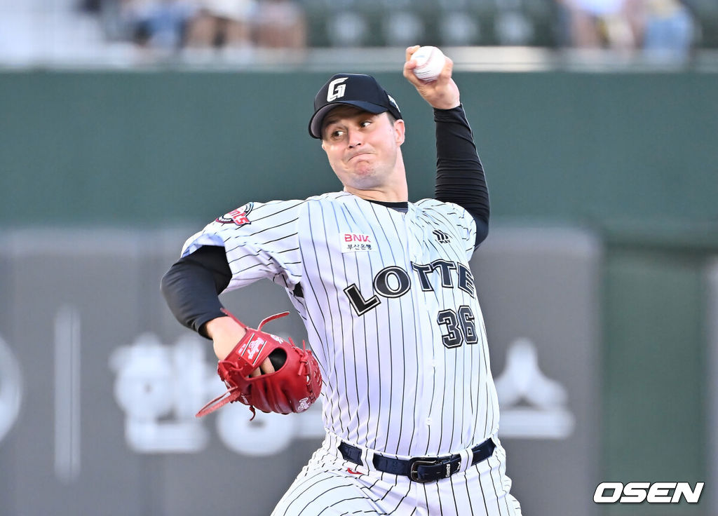 25일 부산 사직야구장에서 2025 신한 SOL 뱅크 KBO 리그 롯데 자이언츠와 KIA 타이거즈의 경기가 열렸다. 홈팀 롯데는 데이비슨이, 방문팀 KIA는 김건국이 선발 출전했다.롯데 자이언츠 선발 투수 데이비슨이 역투하고 있다. 2025.07.25 / foto0307@osen.co.kr