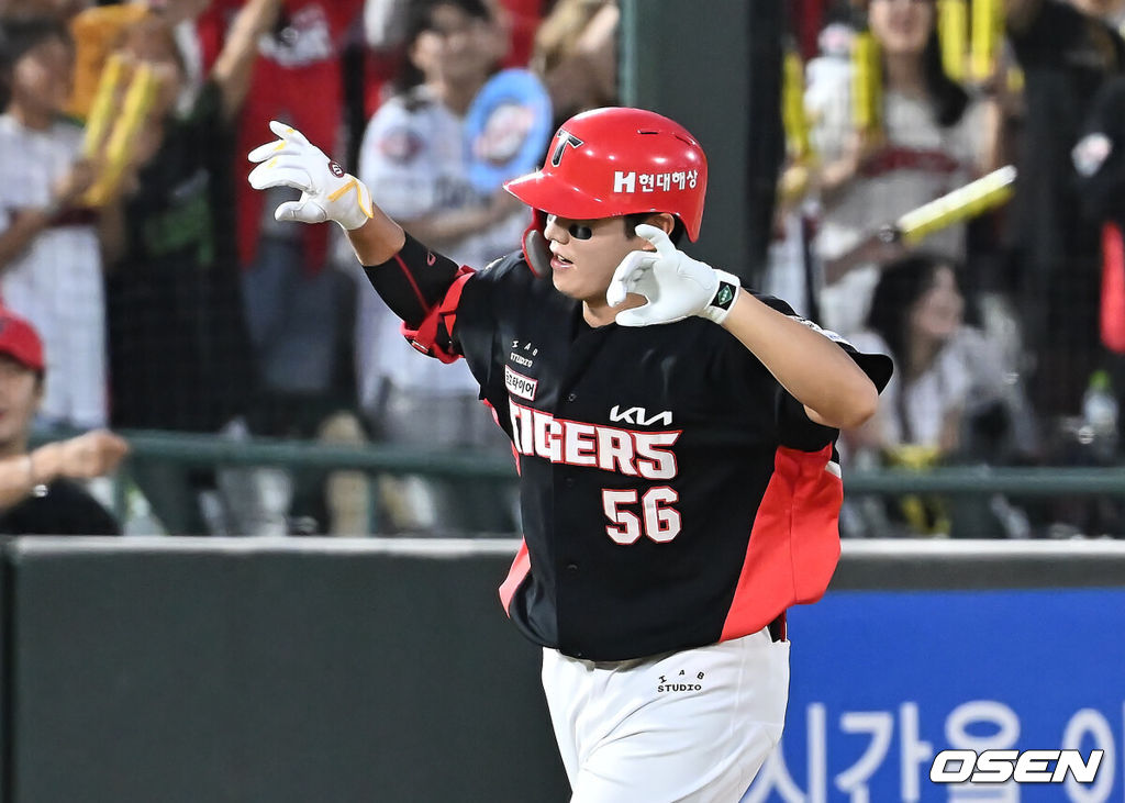 25일 부산 사직야구장에서 2025 신한 SOL 뱅크 KBO 리그 롯데 자이언츠와 KIA 타이거즈의 경기가 열렸다. 홈팀 롯데는 데이비슨이, 방문팀 KIA는 김건국이 선발 출전했다.KIA 타이거즈 오선우가 5회초 2사 1루 중월 동점 2점 홈런을 치고 세리머니를 하고 있다. 2025.07.25 / foto0307@osen.co.kr