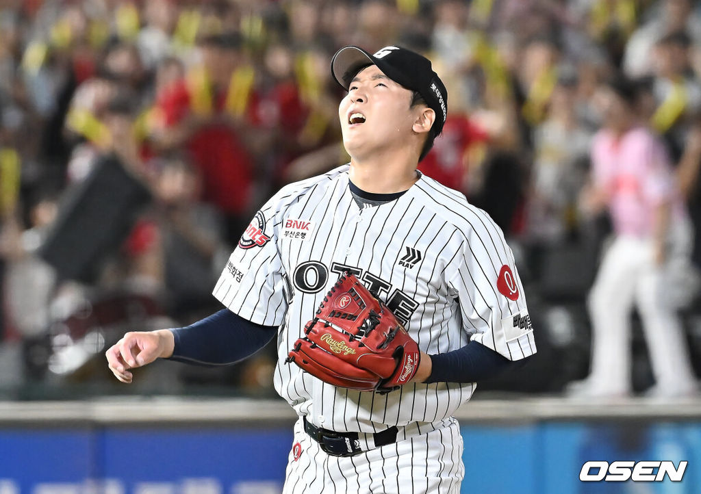 25일 부산 사직야구장에서 2025 신한 SOL 뱅크 KBO 리그 롯데 자이언츠와 KIA 타이거즈의 경기가 열렸다. 홈팀 롯데는 데이비슨이, 방문팀 KIA는 김건국이 선발 출전했다.롯데 자이언츠 최준용이 7회초 1사 1,3루 KIA 타이거즈 위즈덤에게 볼넷을 허용하고 아쉬워하고 있다. 2025.07.25 / foto0307@osen.co.kr