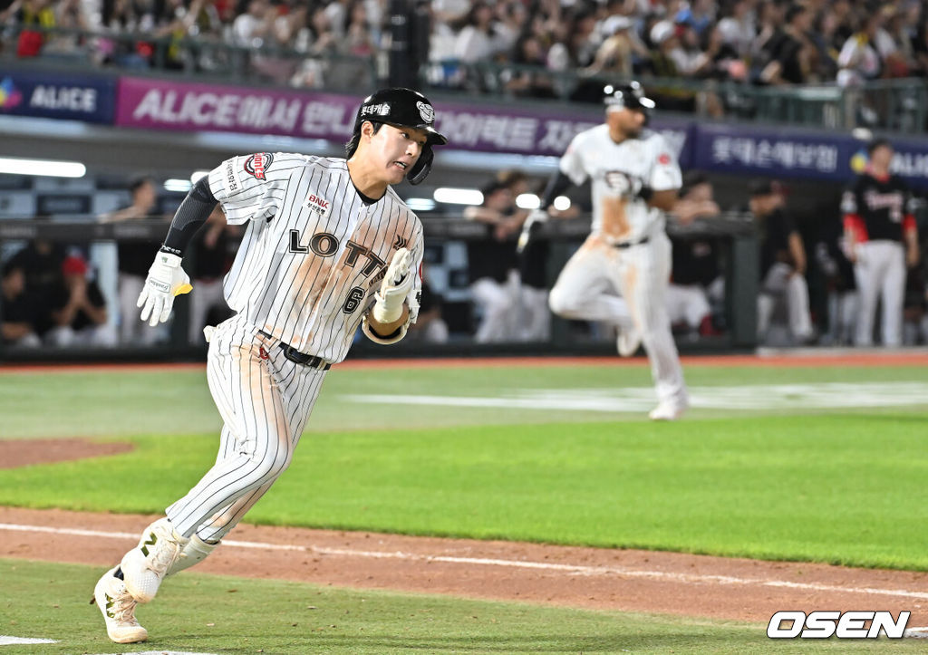 25일 부산 사직야구장에서 2025 신한 SOL 뱅크 KBO 리그 롯데 자이언츠와 KIA 타이거즈의 경기가 열렸다. 홈팀 롯데는 데이비슨이, 방문팀 KIA는 김건국이 선발 출전했다.롯데 자이언츠 한태양이 7회말 2사 2,3루 중견수 왼쪽 2타점 안타를 치고 진루하고 있다. 2025.07.25 / foto0307@osen.co.kr