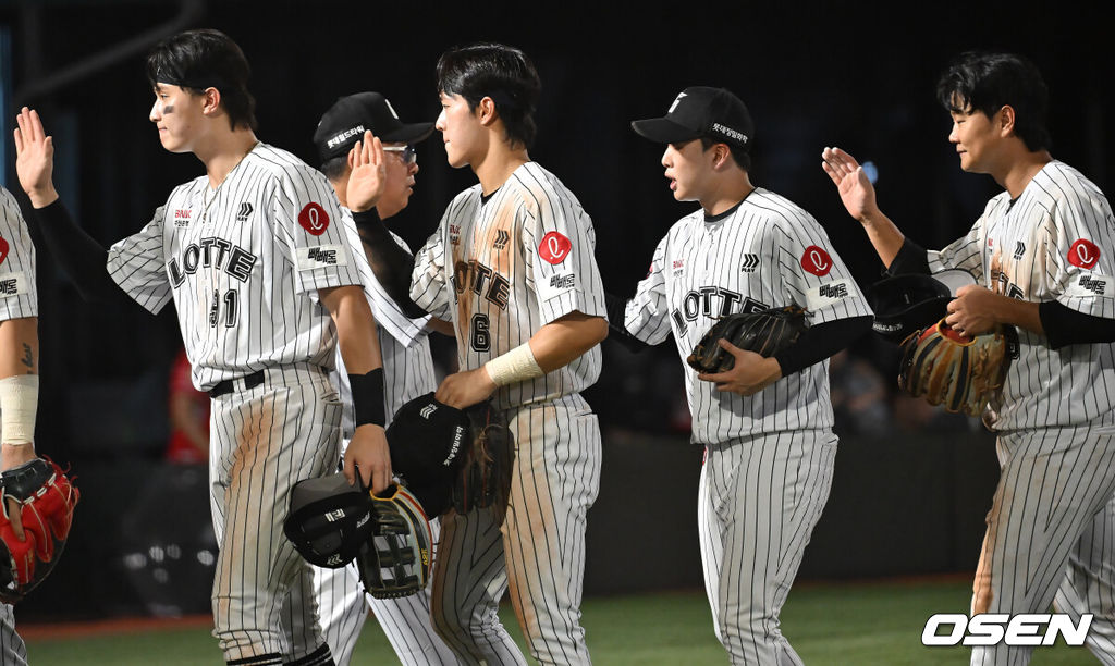 25일 부산 사직야구장에서 2025 신한 SOL 뱅크 KBO 리그 롯데 자이언츠와 KIA 타이거즈의 경기가 열렸다. 홈팀 롯데는 데이비슨이, 방문팀 KIA는 김건국이 선발 출전했다.롯데 자이언츠 김태형 감독이 KIA 타이거즈와의 경기에서 7-4 승리를 확정 짓고 한태양, 윤동희, 이호준, 손호영과 기쁨을 나누고 있다. 2025.07.25 / foto0307@osen.co.kr