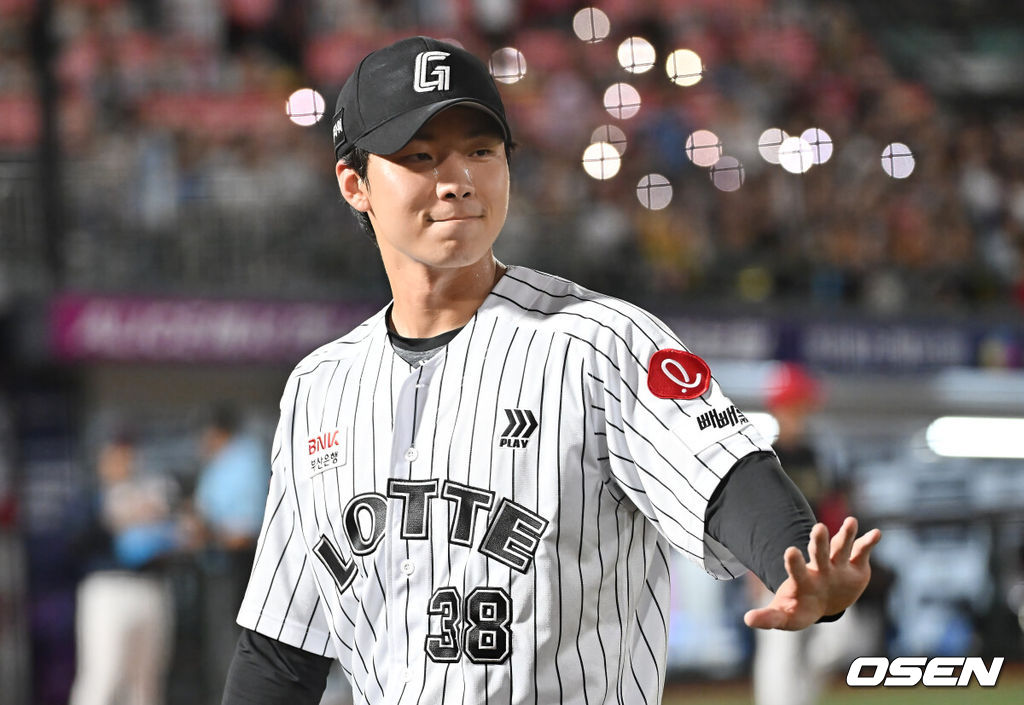 25일 부산 사직야구장에서 2025 신한 SOL 뱅크 KBO 리그 롯데 자이언츠와 KIA 타이거즈의 경기가 열렸다. 홈팀 롯데는 데이비슨이, 방문팀 KIA는 김건국이 선발 출전했다.롯데 자이언츠 홍민기가 8회초 1사 1루 KIA 타이거즈 김태군을 유격수 병살로 잡고 기뻐하고 있다. 2025.07.25 / foto0307@osen.co.kr