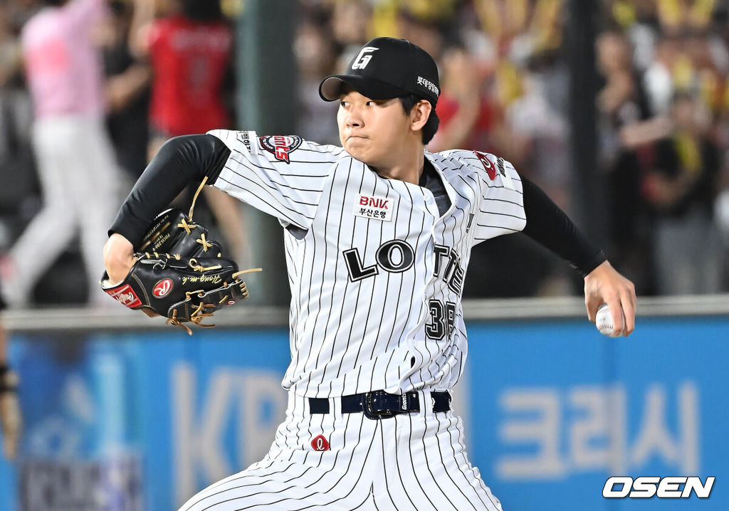 25일 부산 사직야구장에서 2025 신한 SOL 뱅크 KBO 리그 롯데 자이언츠와 KIA 타이거즈의 경기가 열렸다. 홈팀 롯데는 데이비슨이, 방문팀 KIA는 김건국이 선발 출전했다.롯데 자이언츠 홍민기가 역투하고 있다. 2025.07.25 / foto0307@osen.co.kr