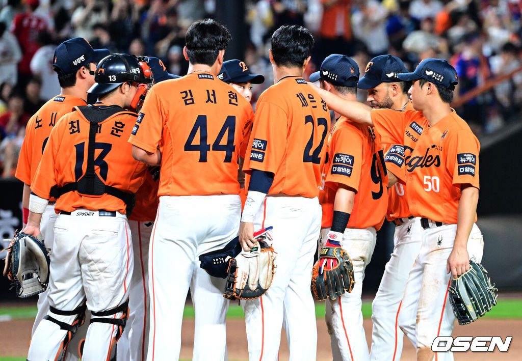 프로야구 한화가 대전 홈에서 다시 승전보를 울렸다. 한화는 25일 대전 한화생명볼파크에서 열린 2025 신한 SOL Bank KBO리그 SSG 랜더스와의 홈경기를 4-0으로 승리했다. 후반기 대전 홈에서 첫 경기를 이긴 한화는 올해 홈경기 29승13패2무(승률 .690)로 7할에 가까운 승률을 기록 중이다. 원정경기(28승21패1무 승률 .571)보다 월등히 좋은 성적이다. 선발 라이언 와이스가 7이닝 3피안타 2볼넷 10탈삼진 무실점 호투로 부활을 알렸다. 시즌 11승째. 타선에서는 문현빈이 3안타, 황영묵과 채은성이 2안타씩 고르게 치며 공격을 이끌었다. 경기를 마치고 승리한 한화 선수들이 인사를 나누고있다. 2025.07.25 / dreamer@osen.co.kr
