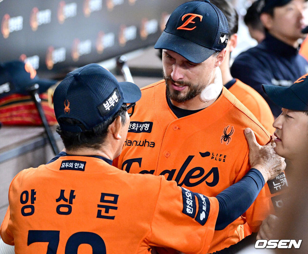 25일 대전 한화생명볼파크에서 ‘2025 신한 SOL Bank KBO리그’ 한화 이글스와 SSG 랜더스의 경기가 열렸다.홈팀 한화는 라이언 와이스, 방문팀 SSG는 드류 앤더슨을 선발로 내세웠다.7회초 SSG 공격을 무실점으로 막아낸 한화 선발 라이언 와이스가 양상문 투수코치와 인사를 나누고 있다. 2025.07.25 / dreamer@osen.co.kr