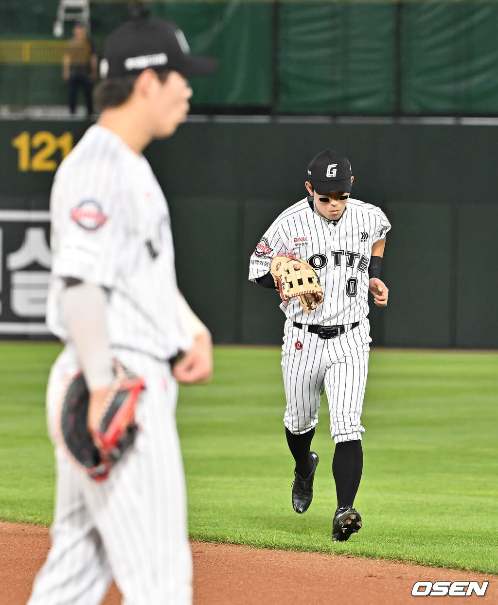 25일 부산 사직야구장에서 2025 신한 SOL 뱅크 KBO 리그 롯데 자이언츠와 KIA 타이거즈의 경기가 열렸다. 홈팀 롯데는 데이비슨이, 방문팀 KIA는 김건국이 선발 출전했다.롯데 자이언츠 황성빈이 7회초 1사 KIA 타이거즈 박찬호의 타구를 놓친 후 김동혁과 교체되고 있다. 2025.07.25 / foto0307@osen.co.kr