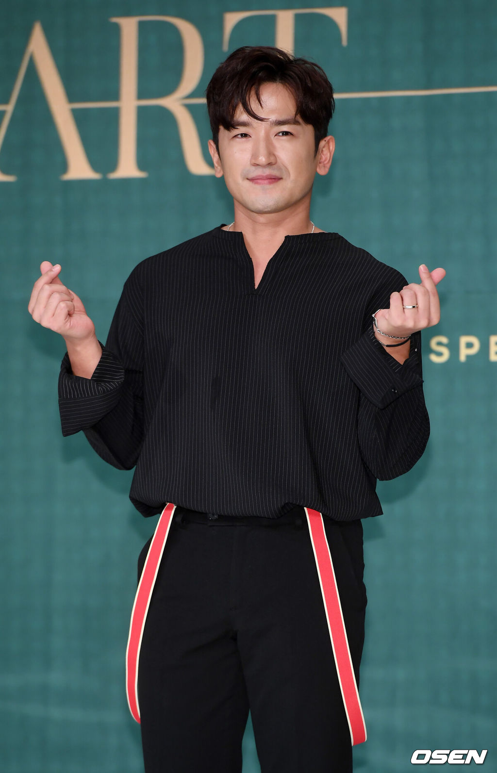 28일 오후 서울 영등포구 타임스퀘어 아모리스홀에서 그룹 신화 데뷔 20주년 기념 스페셜 앨범 'HEART' 발매 기자회견이 열렸다. 신화 이민우가 무대 위에서 포토타임을 갖고 있다./ rumi@osen.co.kr