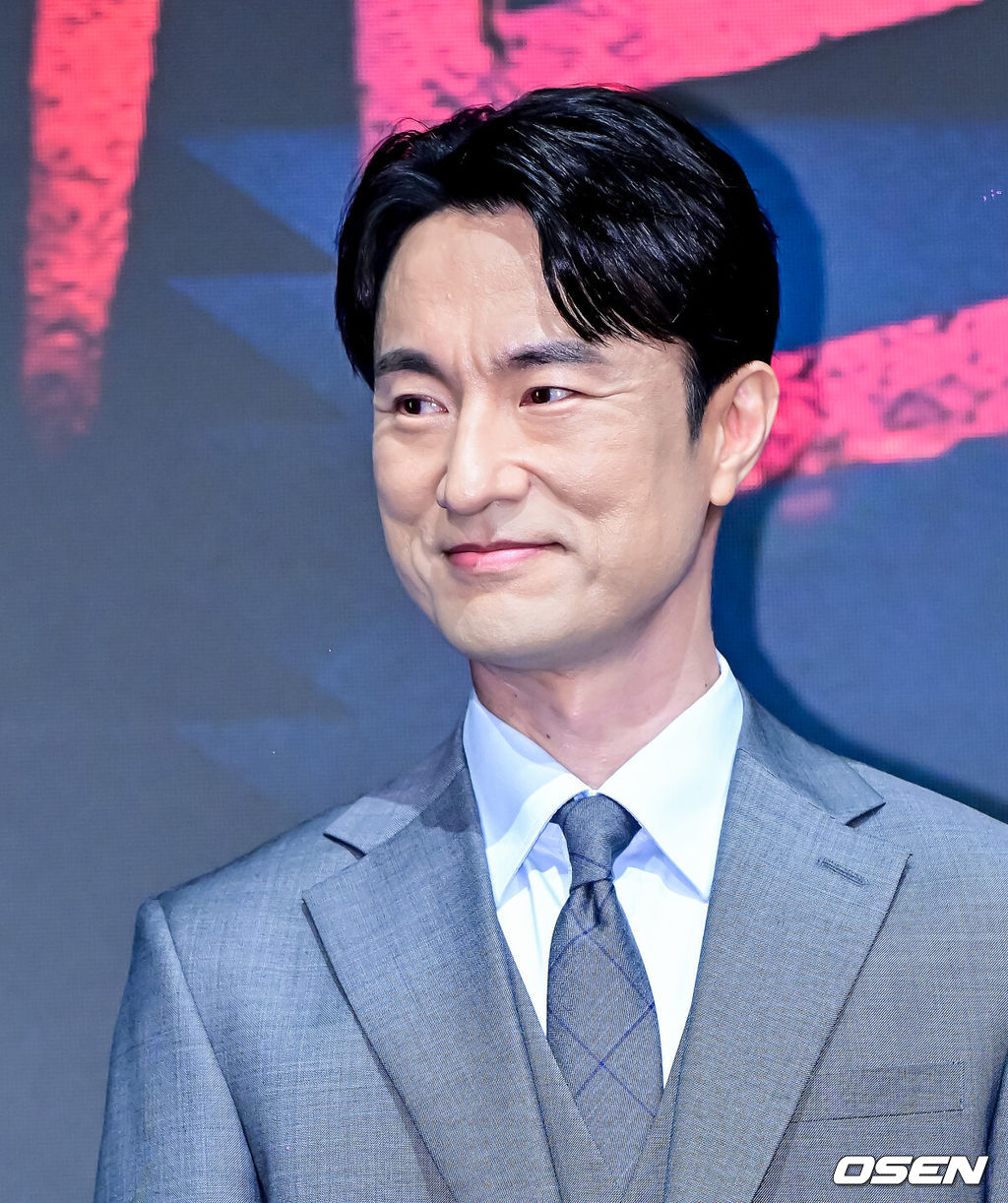 14일 오후 서울 구로구 신도림 더 세인트에서 KBS 2TV 수목드라마 ‘완벽한 가족’ 제작발표회가 열렸다.‘완벽한 가족’(연출 유키사다 이사오/제작 빅토리콘텐츠/ⓒ함창석, 주은/대원씨아이)은 누가 봐도 행복하고 완벽해 보이는 가족이 딸의 살인으로 인해 점점 서로를 의심하게 되는 미스터리 스릴러 드라마다.배우 김병철이 포토타임을 하고 있다. 2024.08.14 / jpnews@osen.co.kr