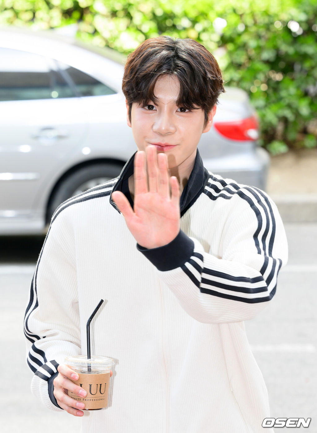 8일 오후 서울 영등포구 여의도 KBS 신관에서 KBS 2TV ‘열린음악회’ 녹화가 진행됐다.가수 정동원이 방송국으로 이동하며 팬과 취재진을 향해 인사를 하고 있다. 2025.04.08 /sunday@osen.co.kr