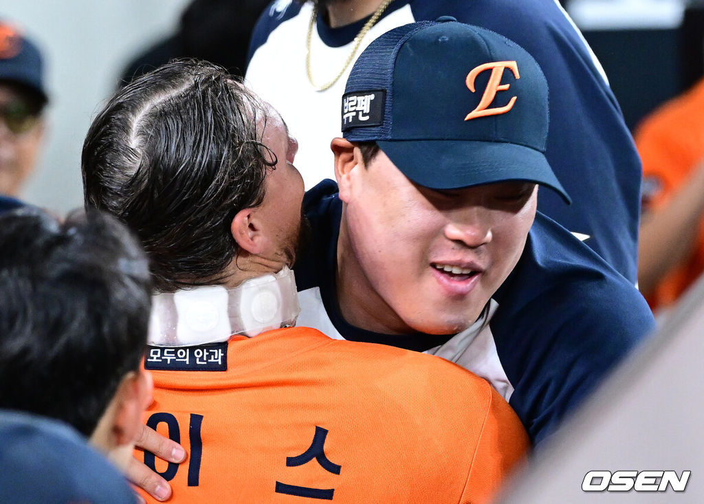 한화 류현진(오른쪽)이 7회초 SSG 공격을 무실점으로 막아낸 라이언 와이스와 포옹을 하고 있다. 2025.07.25 / dreamer@osen.co.kr