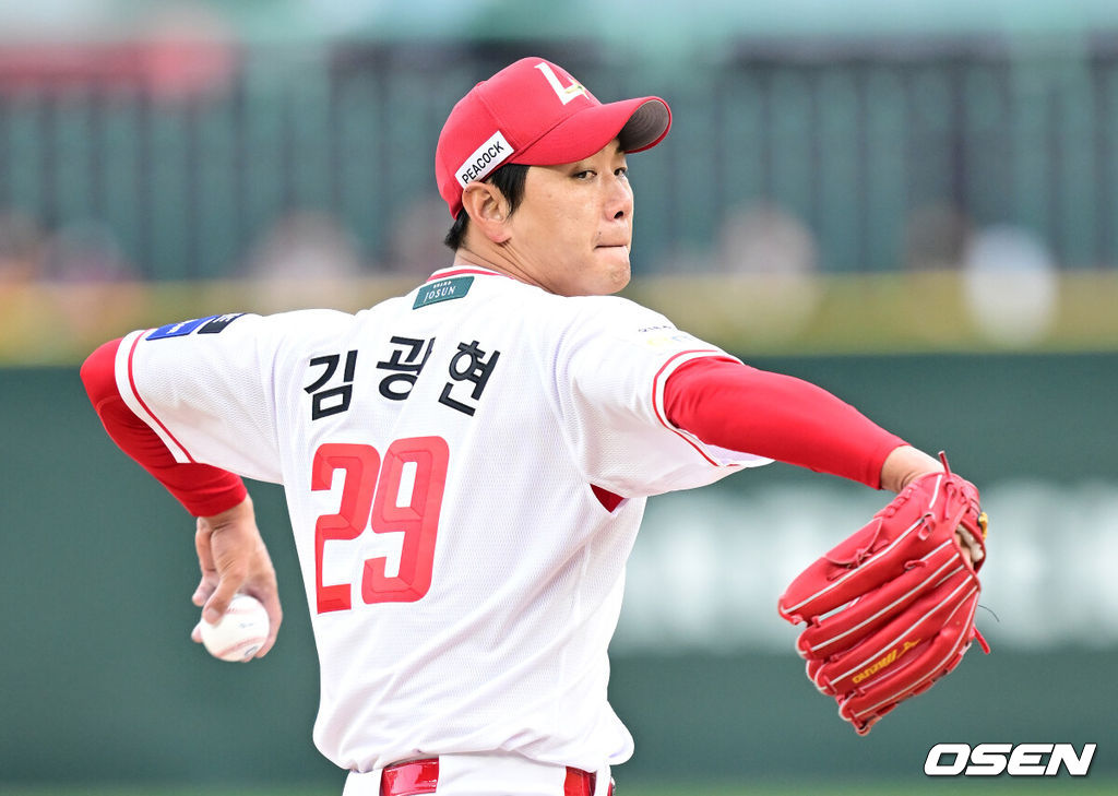 16일 오후 SSG 랜더스 필드에서 ‘2025 신한 SOL BANK KBO리그’ SSG 랜더스와 한화 이글스의 경기가 열렸다.이날 SSG는 김광현을, 한화는 와이스를 선발투수로 내세웠다. 1회초 SSG 선발 김광현이 마운드에 올라 힘차게 공을 뿌리고 있다. 2025.04.16 / ksl0919@osen.co.kr