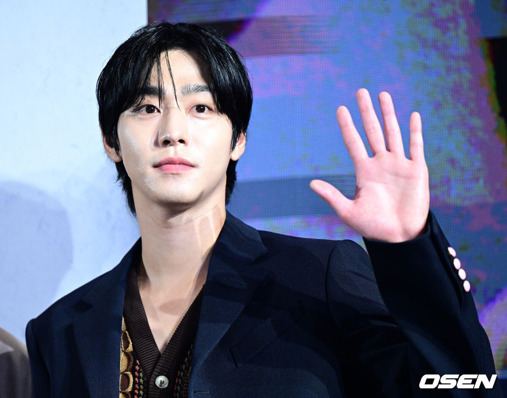 21일 오후 서울 신천동 롯데시네마 월드타워에서 영화 ‘전지적 독자 시점(이하 전독시)’(감독 김병우) VIP 시사회가 열렸다.동명의 인기 웹툰을 원작으로 한 영화 ‘전독시’는 10년 이상 연재된 소설이 완결된 날 소설 속 세계가 현실이 되어 버리고, 유일한 독자였던 김독자(안효섭 분)가 소설의 주인공 유중혁(이민호 분) 그리고 동료들과 함께 멸망한 세계에서 살아남기 위한 판타지 액션물이다.배우 안효섭이 포토타임을 하고 있다. 2025.07.21 / dreamer@osen.co.kr