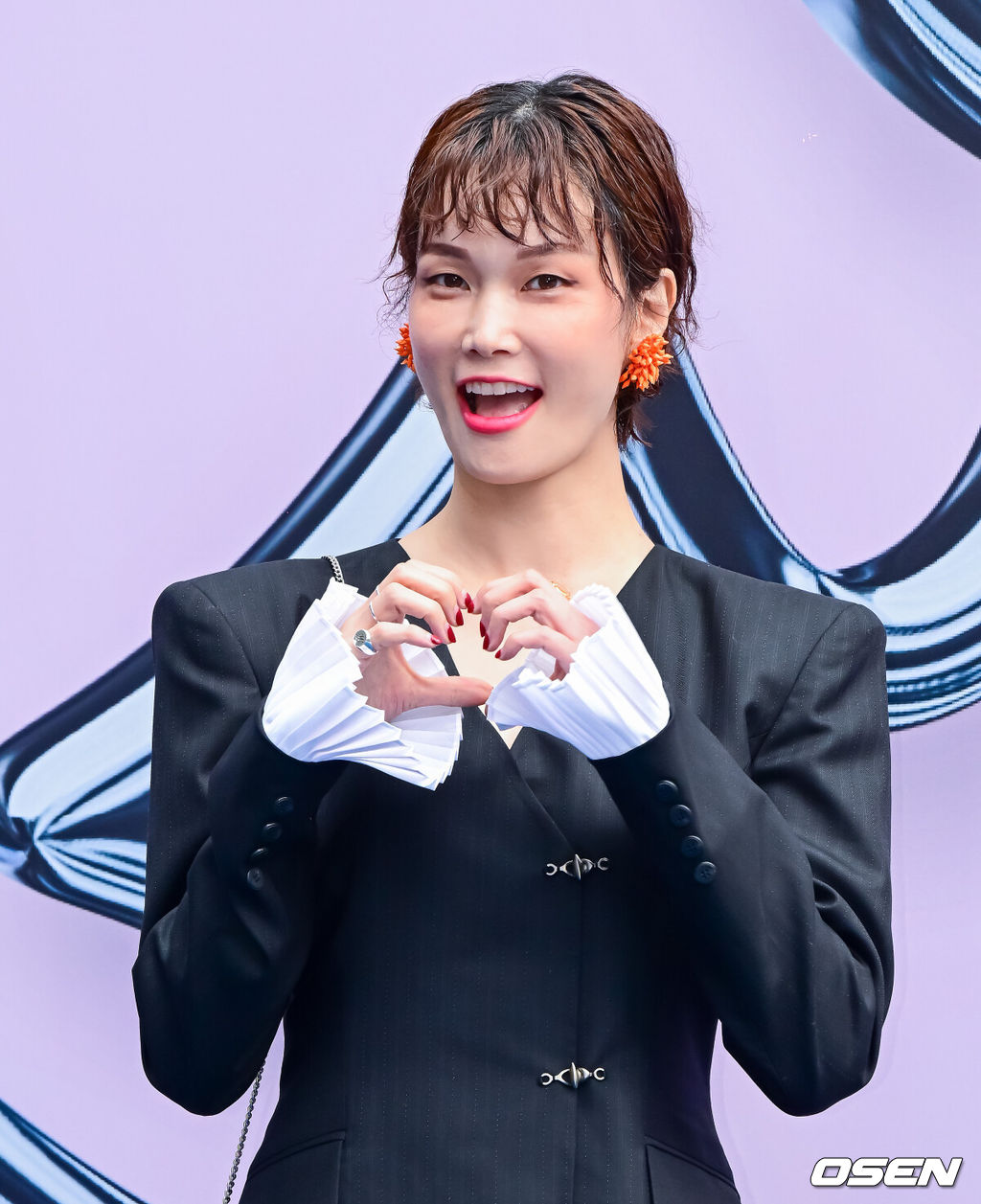 3일 오전 서울 동대문디자인플라자(DDP)에서 '2025 S/S 서울패션위크’가 열렸다. 2025년 봄/여름 K-패션 트렌드를 한눈에 만나 볼 수 있는 서울패션위크는 이날부터 7일까지 계속된다.모델 송경아가 참석해 포즈를 취하고 있다. 2024.09.03 / jpnews@osen.co.kr
