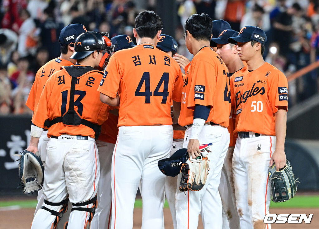 프로야구 한화가 대전 홈에서 다시 승전보를 울렸다. 한화는 25일 대전 한화생명볼파크에서 열린 2025 신한 SOL Bank KBO리그 SSG 랜더스와의 홈경기를 4-0으로 승리했다. 후반기 대전 홈에서 첫 경기를 이긴 한화는 올해 홈경기 29승13패2무(승률 .690)로 7할에 가까운 승률을 기록 중이다. 원정경기(28승21패1무 승률 .571)보다 월등히 좋은 성적이다. 선발 라이언 와이스가 7이닝 3피안타 2볼넷 10탈삼진 무실점 호투로 부활을 알렸다. 시즌 11승째. 타선에서는 문현빈이 3안타, 황영묵과 채은성이 2안타씩 고르게 치며 공격을 이끌었다. 경기를 마치고 승리한 한화 선수들이 인사를 나누고있다. 2025.07.25 / dreamer@osen.co.kr
