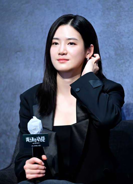 12일 오전 서울 라마다서울신도림호텔에서 STUDIO X+U 새 미드폼 드라마 ‘메스를 든 사냥꾼’ 제작발표회가 열렸다.‘메스를 든 사냥꾼’은 부검대 위에서 20년 전 죽은 줄 알았던 아빠이자 연쇄살인마 ‘재단사’의 익숙한 살인 방식을 발견한 부검의 세현이 아빠의 먹잇감이 되지 않기 위해 경찰 정현보다 먼저 그를 찾기 위해 나서는 범죄 스릴러다.배우 박주현이 취재진의 질문을 듣고 있다. 2025.06.12 / dreamer@osen.co.kr