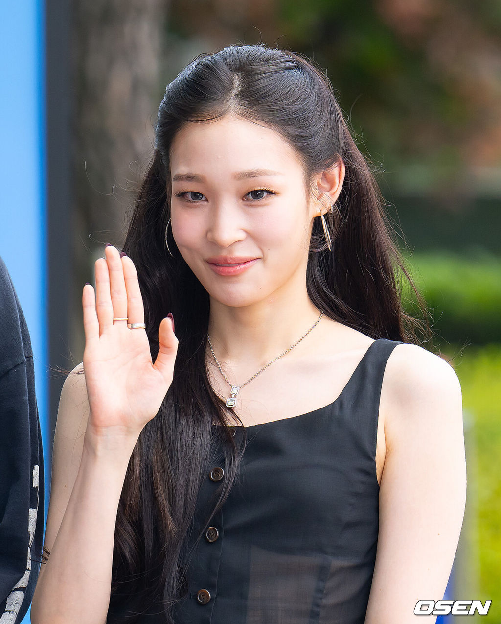 8일 오후 서울 마포구 MBC에서 라디오 ‘정오의 희망곡 김신영입니다’ 생방송이 진행됐다. 이날 라디오에는 그룹 올데이프로젝트(ALLDAY PROJECT)가 출연했다. 올데이프로젝트 애니가 포즈를 취하고 있다. 2025.07.08 / ksl0919@osen.co.kr