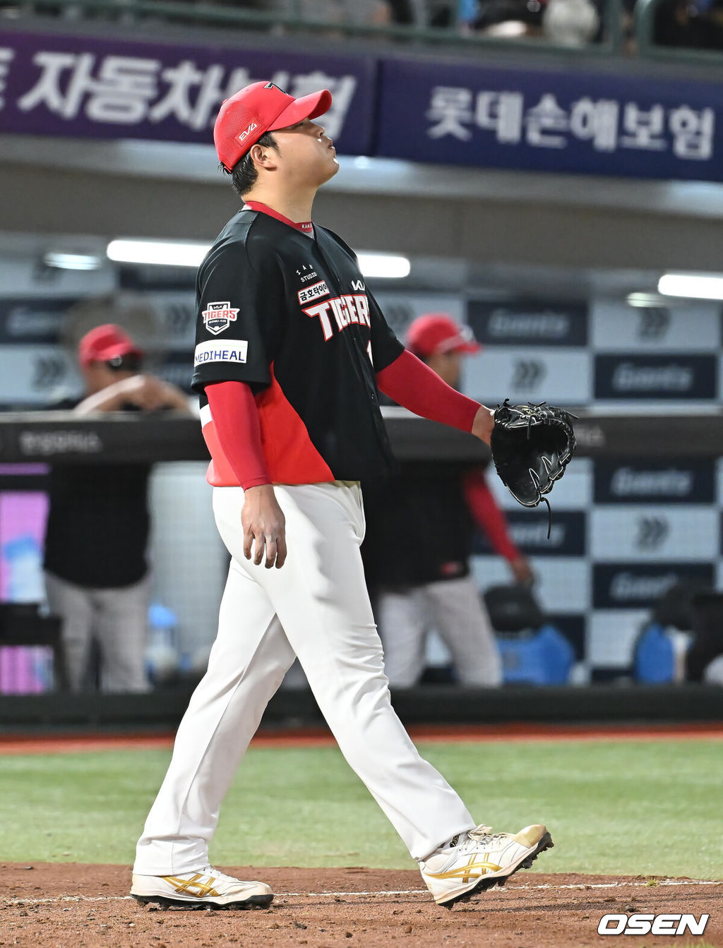 25일 부산 사직야구장에서 2025 신한 SOL 뱅크 KBO 리그 롯데 자이언츠와 KIA 타이거즈의 경기가 열렸다. 홈팀 롯데는 데이비슨이, 방문팀 KIA는 김건국이 선발 출전했다.KIA 타이거즈 조상우가 7회말 2사 2,3루 롯데 자이언츠 한태양에게 중견수 왼쪽 2타점 안타를 맞고 아쉬워하고 있다. 2025.07.25 / foto0307@osen.co.kr