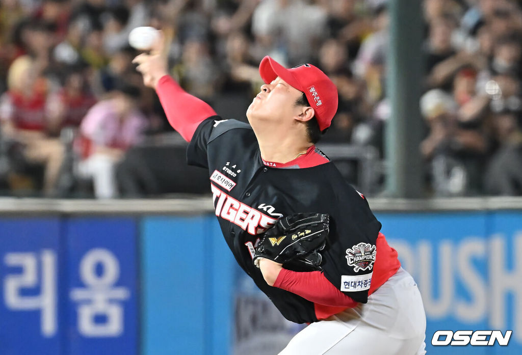 25일 부산 사직야구장에서 2025 신한 SOL 뱅크 KBO 리그 롯데 자이언츠와 KIA 타이거즈의 경기가 열렸다. 홈팀 롯데는 데이비슨이, 방문팀 KIA는 김건국이 선발 출전했다.KIA 타이거즈 조상우가 역투하고 있다. 2025.07.25 / foto0307@osen.co.kr
