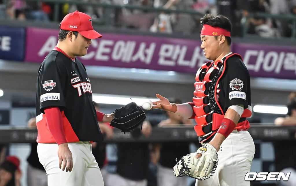 25일 부산 사직야구장에서 2025 신한 SOL 뱅크 KBO 리그 롯데 자이언츠와 KIA 타이거즈의 경기가 열렸다. 홈팀 롯데는 데이비슨이, 방문팀 KIA는 김건국이 선발 출전했다.KIA 타이거즈 조상우가 7회말 2사 2,3루 롯데 자이언츠 한태양에게 중견수 왼쪽 2타점 안타를 맞고 아쉬워하고 있다. 2025.07.25 / foto0307@osen.co.kr
